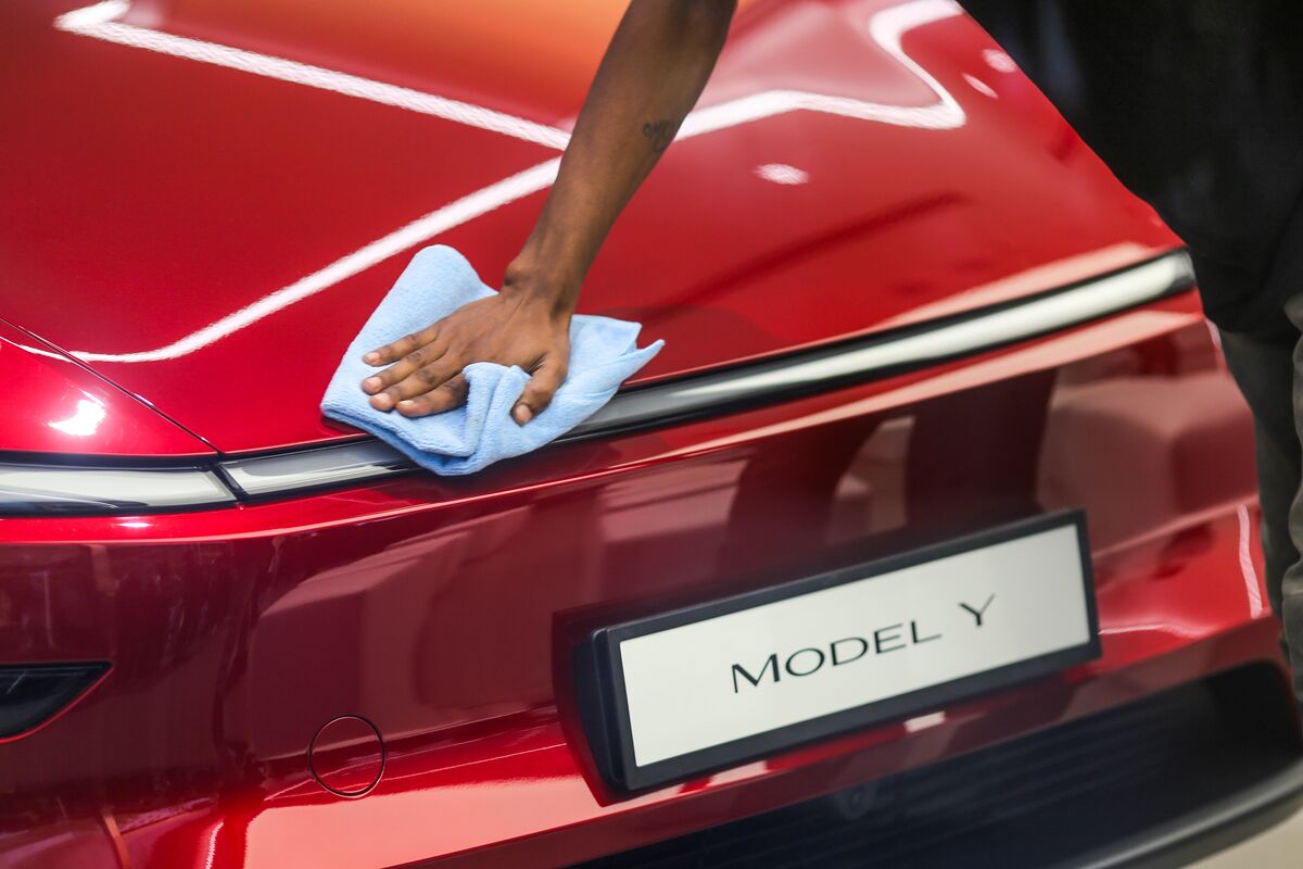 bloomberg.com - Kara Carlson - Tesla's EV Sales Top Estimates With Auto Business Rebounding