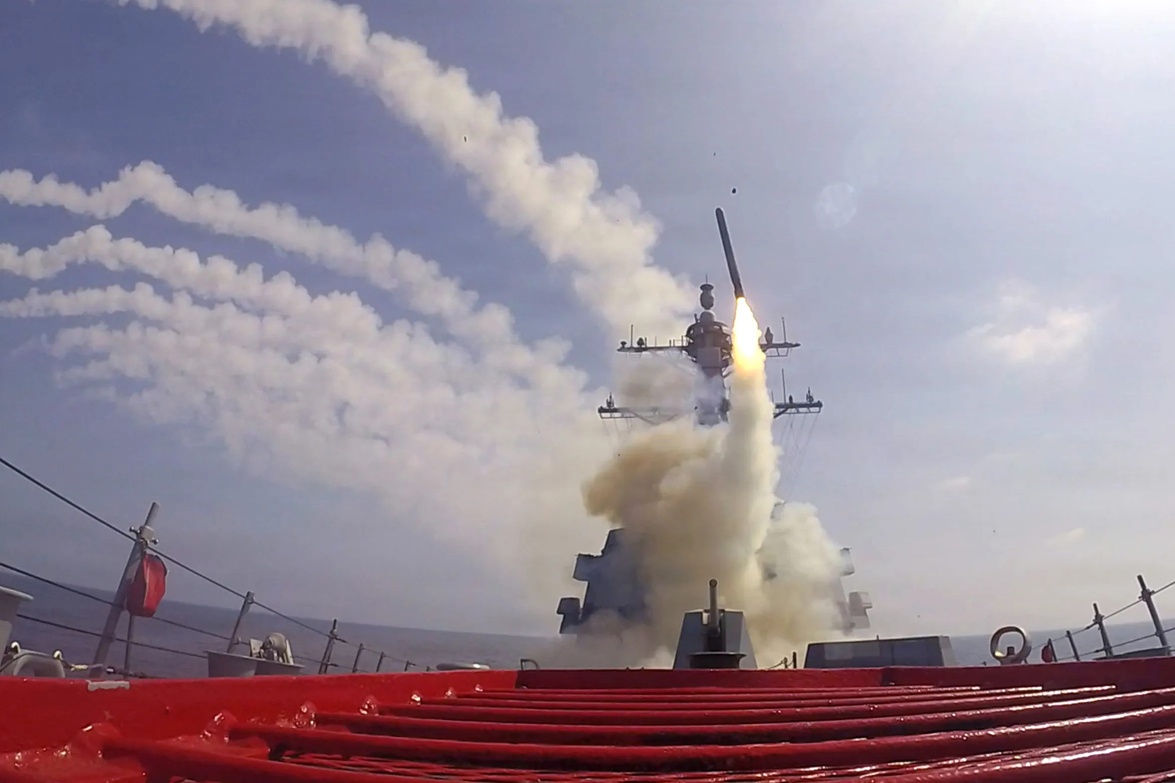 トマホークを発射する米海軍駆逐艦「フランク・E・ピーターセン・ジュニア」（2月28日公開）