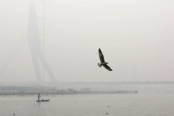 Air Pollution in Delhi Spikes as Deadly Smog Envelops City