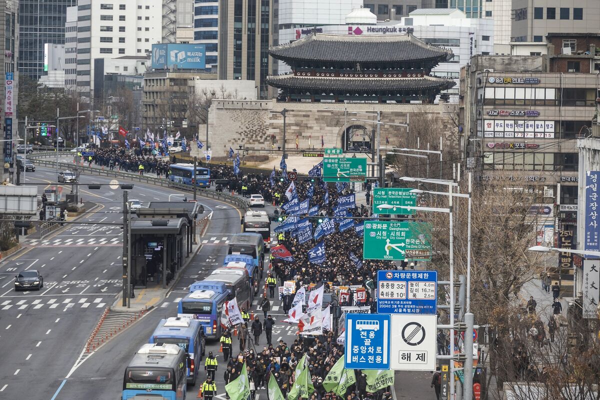 featured image thumbnail for post South Korea Looks to Assuage Tourists Spooked by Political Chaos