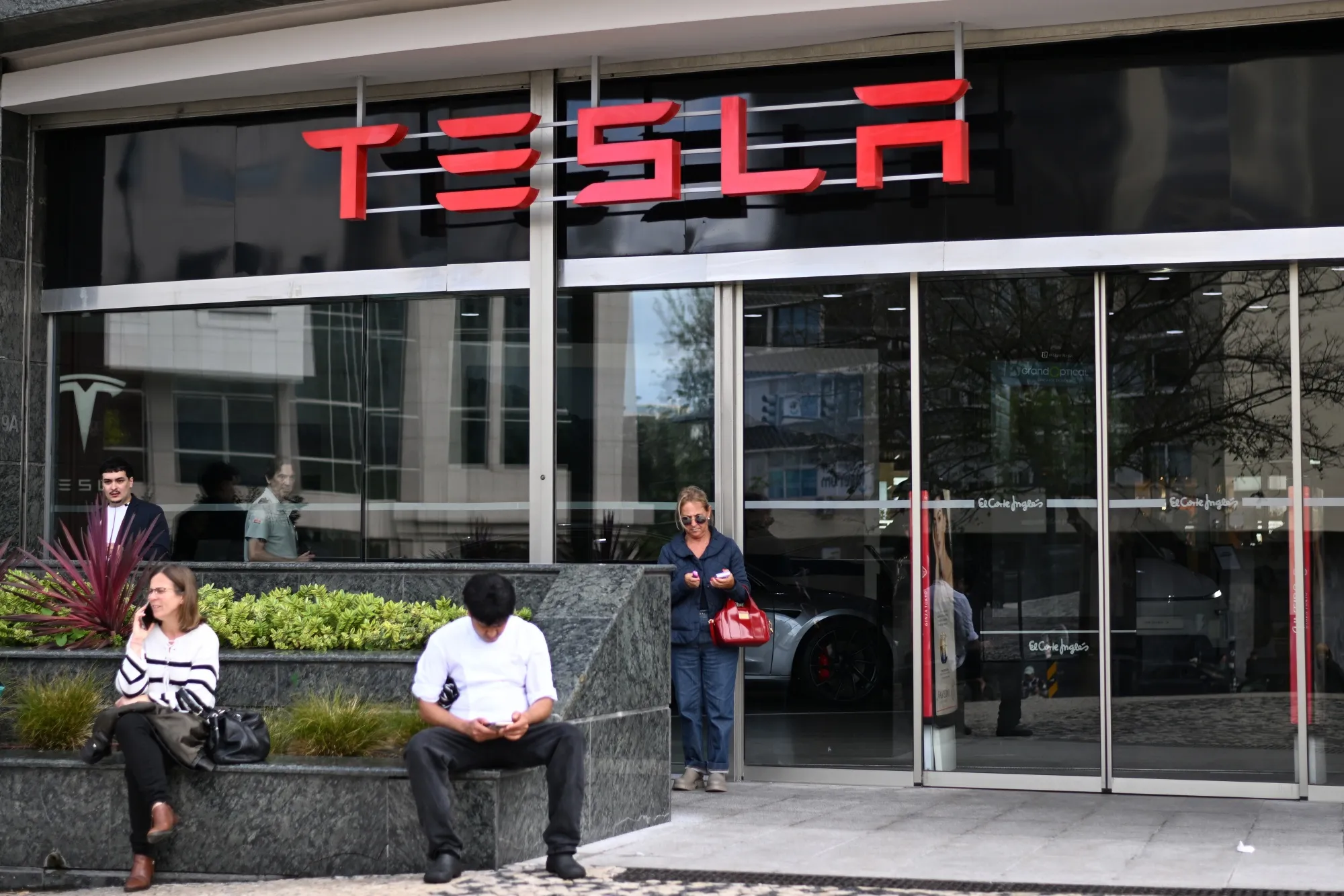 米テスラ、2社が投資判断引き下げ－トランプ氏との対立で懸念強まる