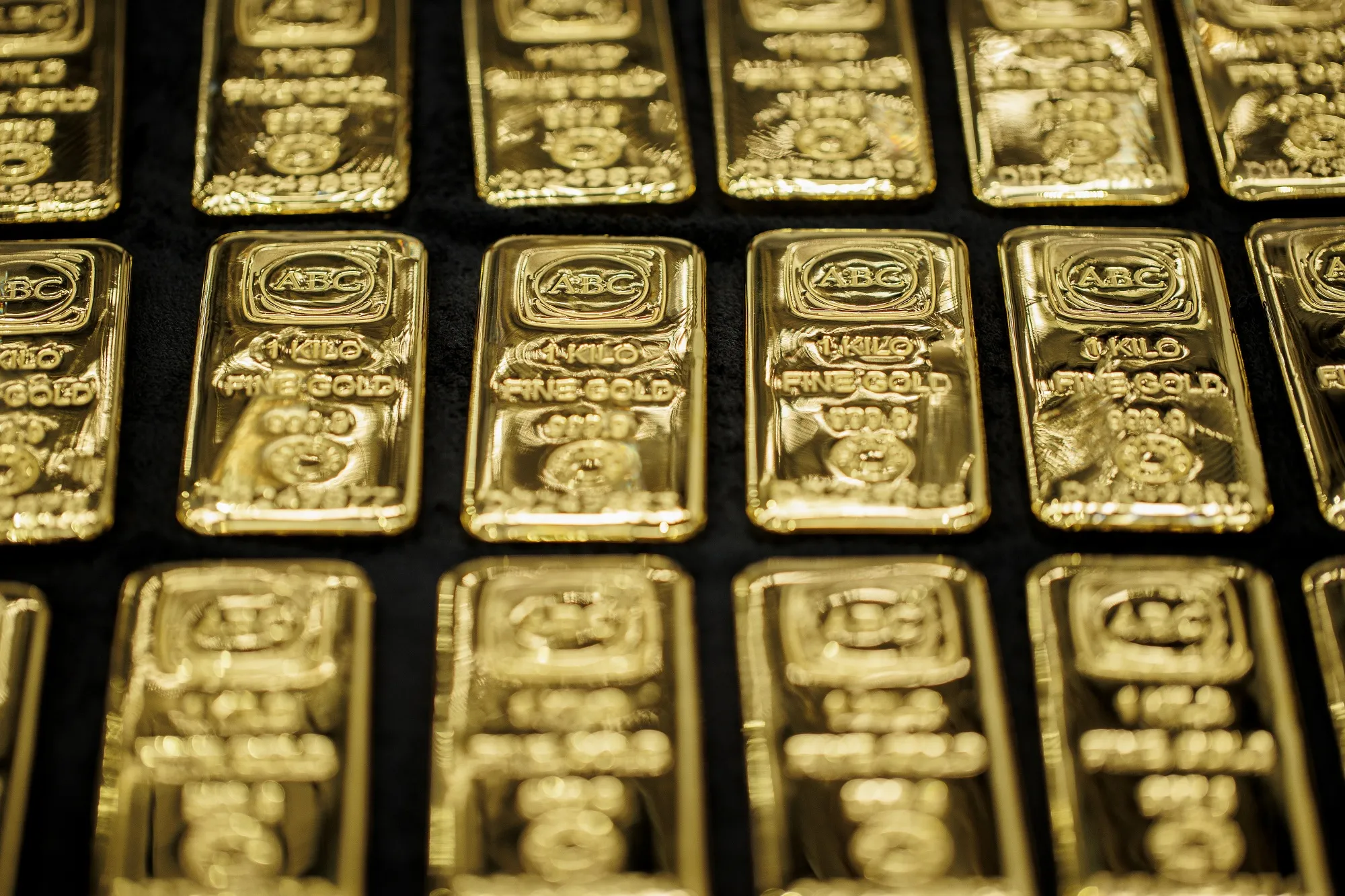 Gold Surges to New Record on Looming US Government Shutdown - Bloomberg