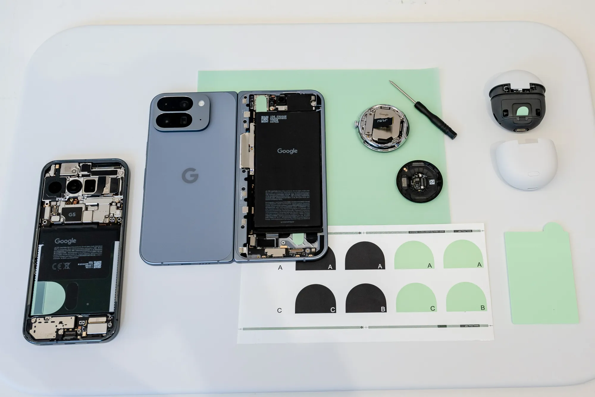 Внутрішній вигляд смартфонів Google Pixel 10 Pro та Pixel 10 Pro Fold.