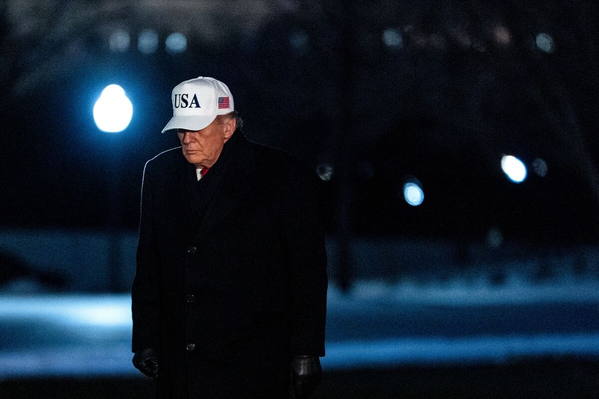 Trump Warns Iran That Time Is Running Out as Ships Enter Region