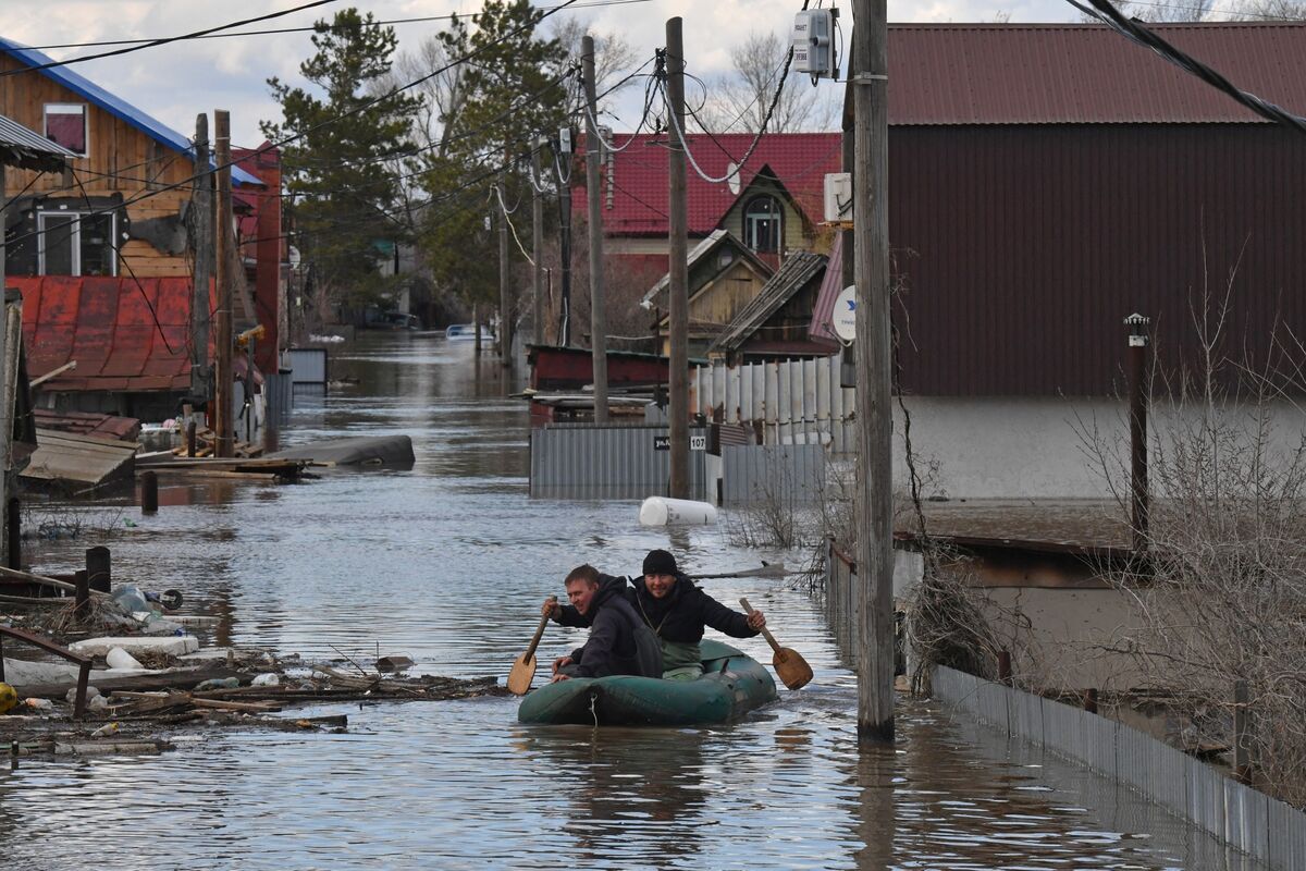 Russia Floods Latest: Hundreds of Thousands Evacuated; Damage Uncertain ...