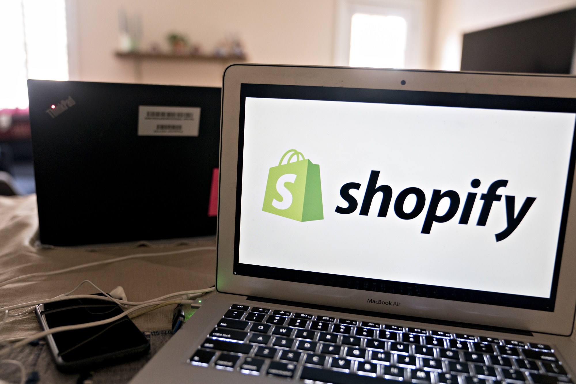 Shopify unveils new tools, Twitter tie-up to beat e-commerce slowdown