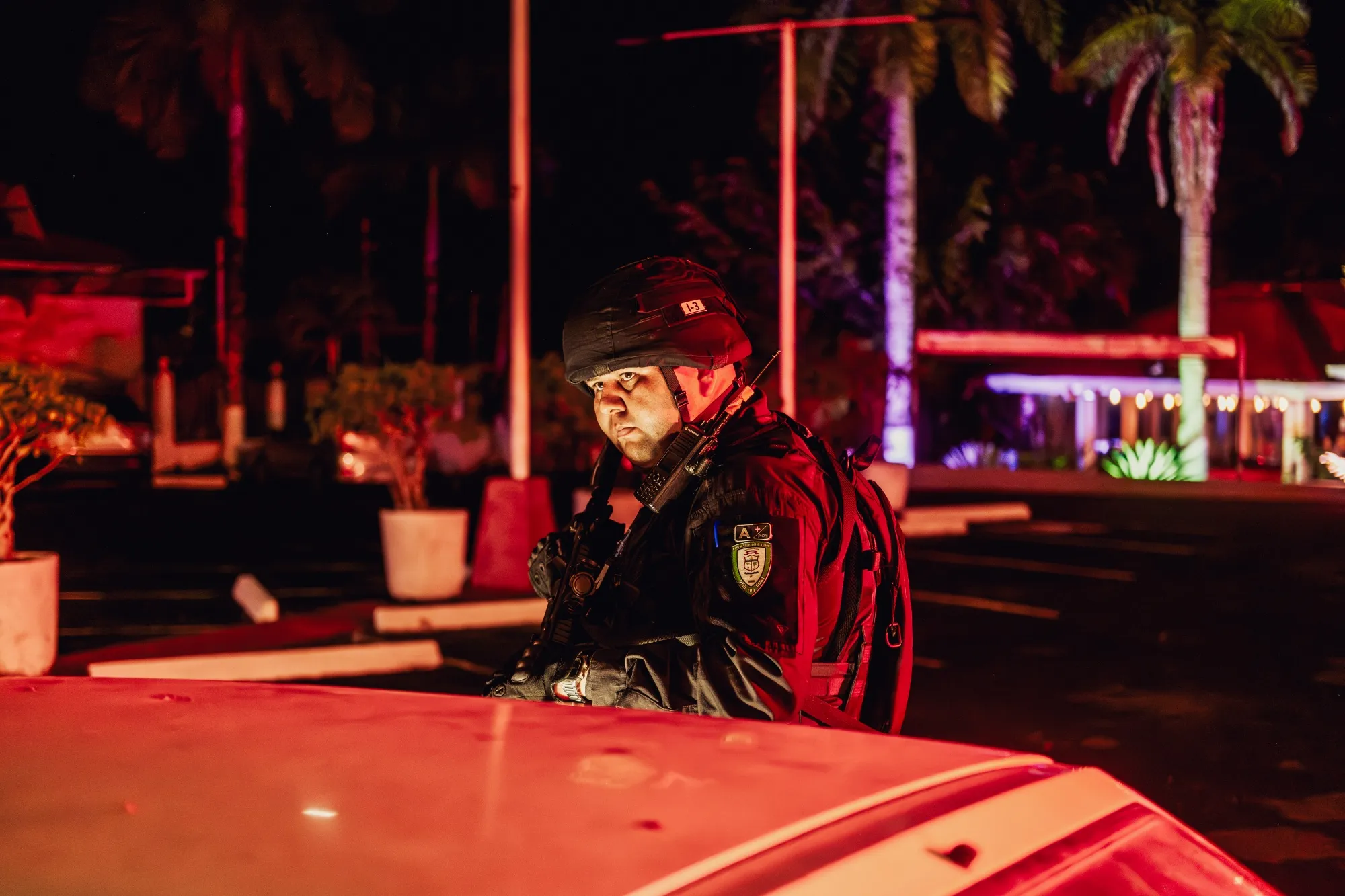 A Limón municipal police officer&nbsp;inspects vehicles on a road leading to Costa Rica’s&nbsp;Atlantic ports.&nbsp;