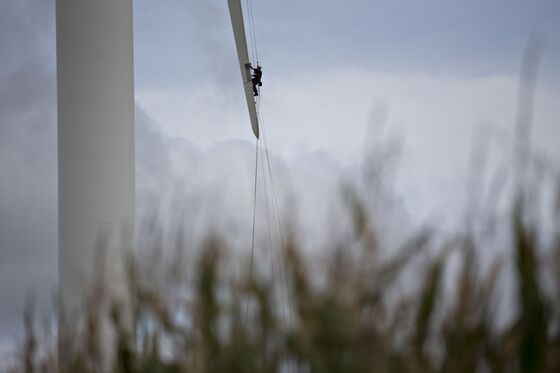 Turbines Tossed Into Dump Stirs Debate on Wind’s Dirty Downside