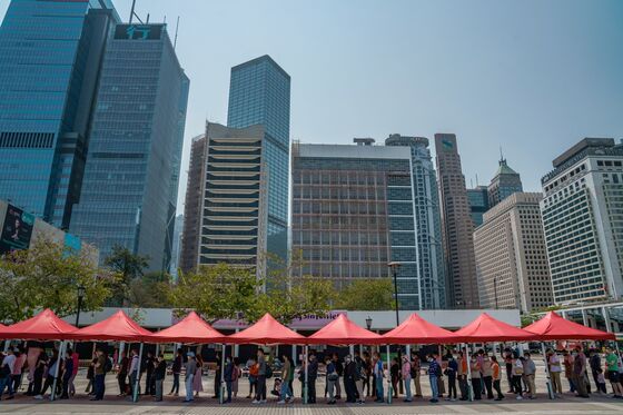 Hong Kong Outbreak Ensnares Expats With Hundreds Quarantined
