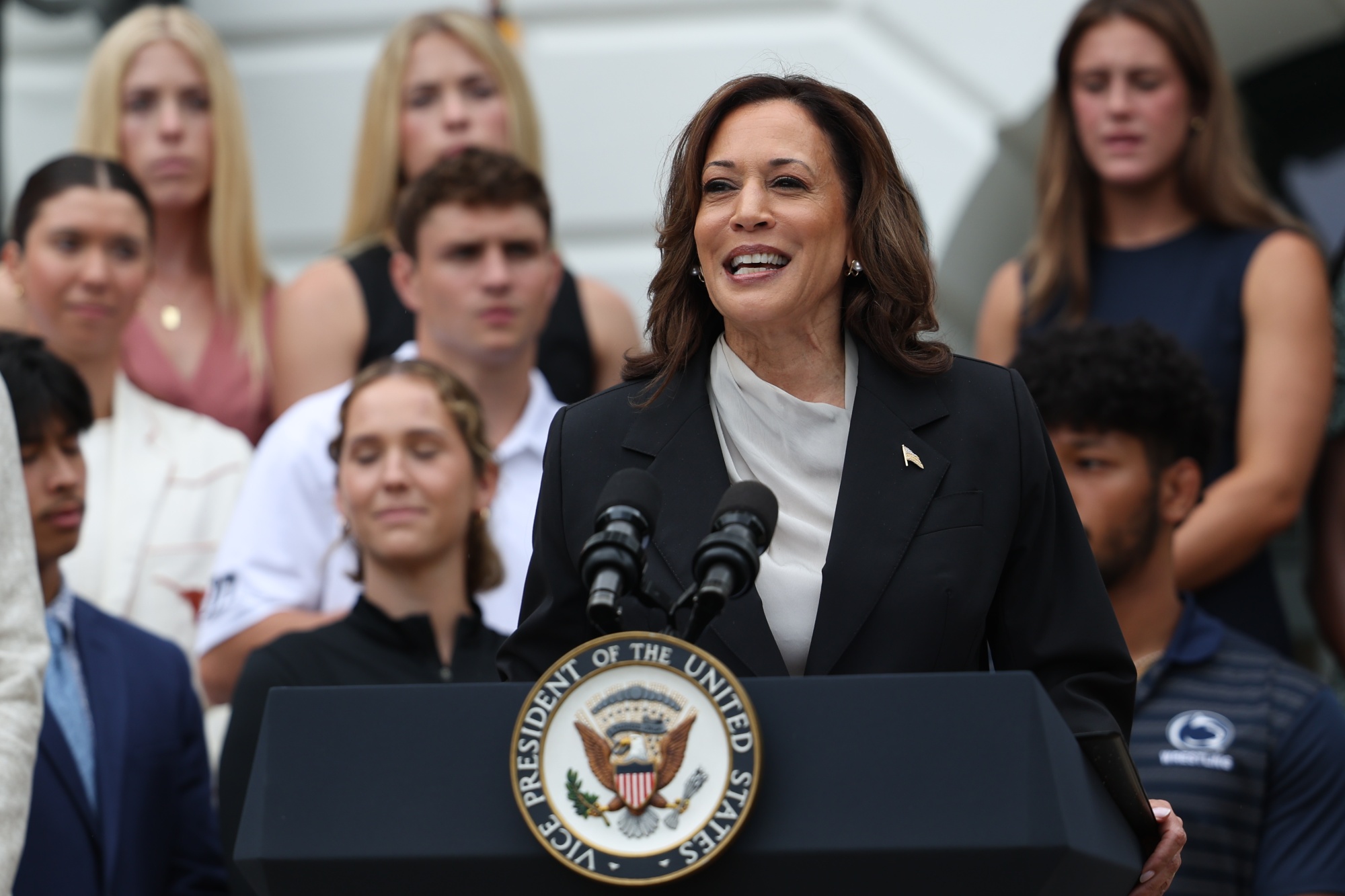 Harris Says She'll Unite Democrats as Presidential Field Clears - Bloomberg