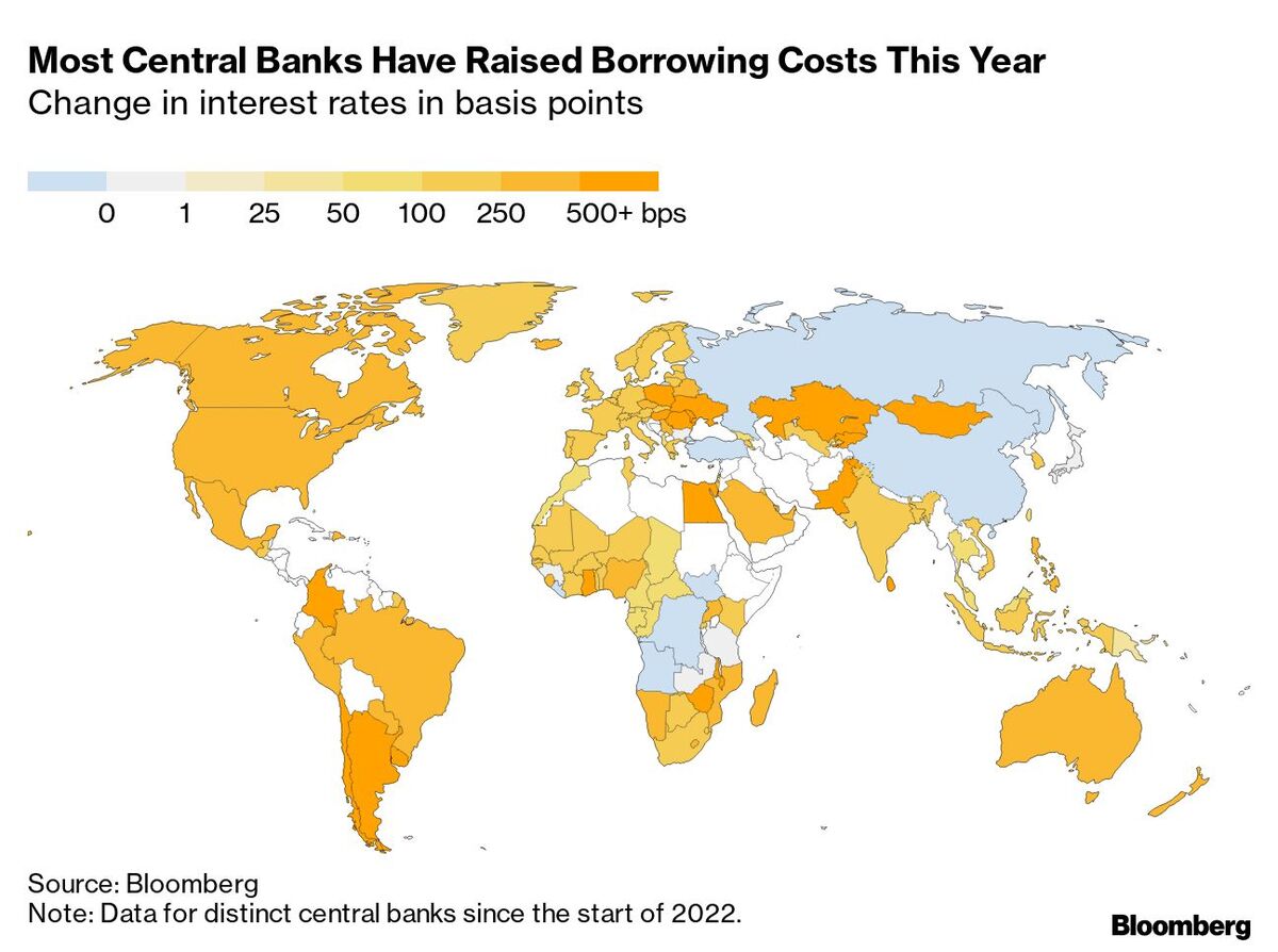 Charting the Global Economy: UK Incomes Set for Record Drop - Bloomberg
