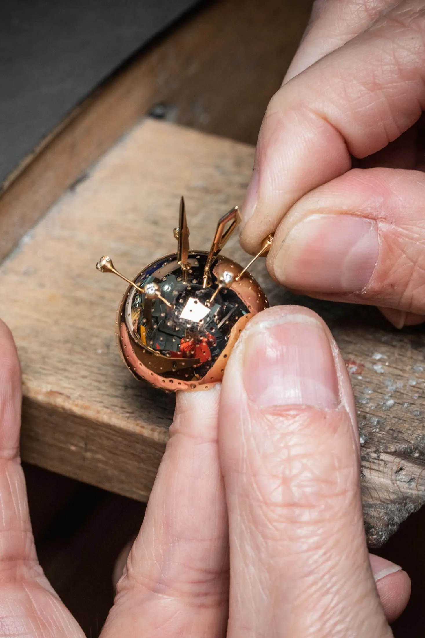 Van Cleef Makes Jewelry Robot Covered in Gold and Diamonds - Bloomberg