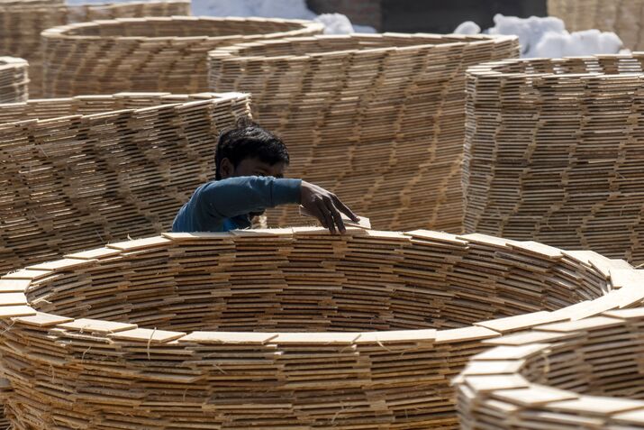 Preparation of Poplar Wood as Kashmiri Industry Boosted with $4 Billion Package