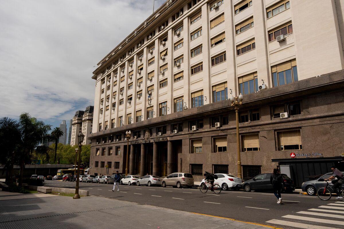 Milei’s Treasury Set to Snap Up Large Dollar Sales in Argentina