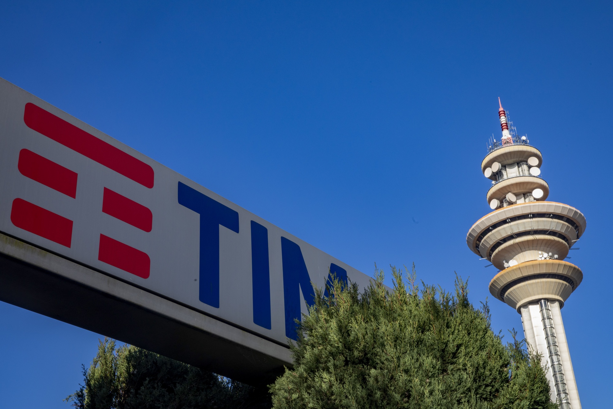 TIM debates grid bids as investor Vivendi challenges strategy