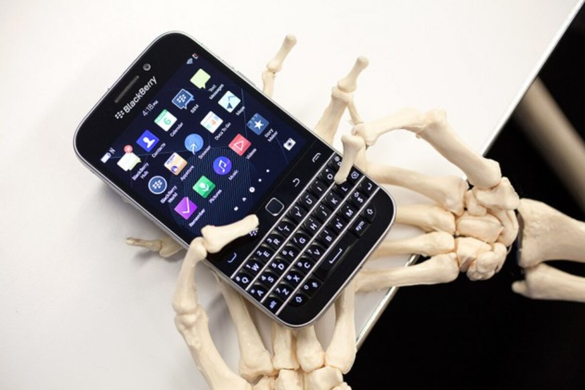 Hands-On With the BlackBerry Classic - Bloomberg