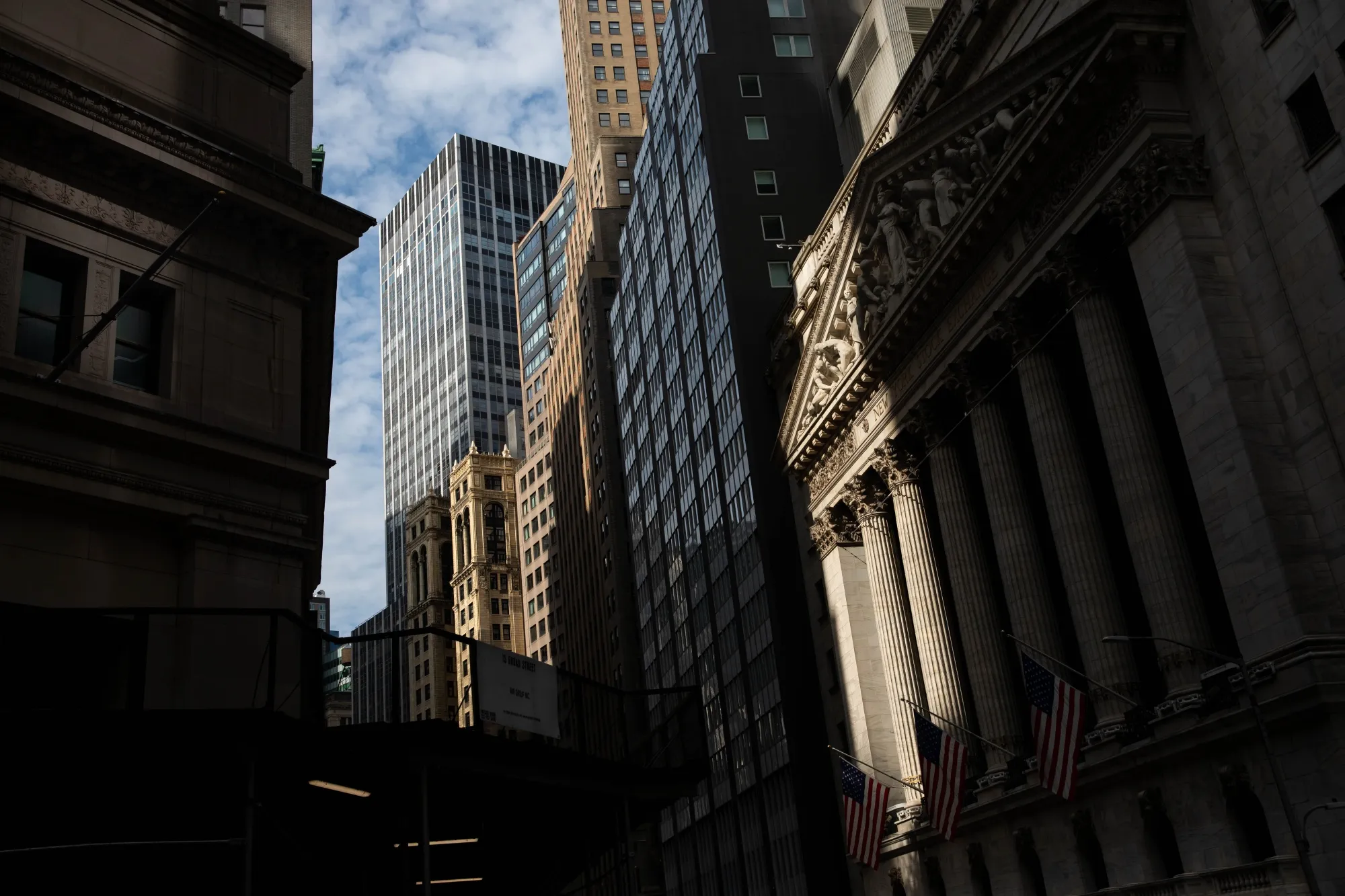 U.S. Stocks Fluctuate As Investors Keep An Eye On Washington