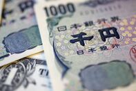 relates to 【日本市況】円34年ぶり安値、日銀政策維持で日米金利差意識－株上昇