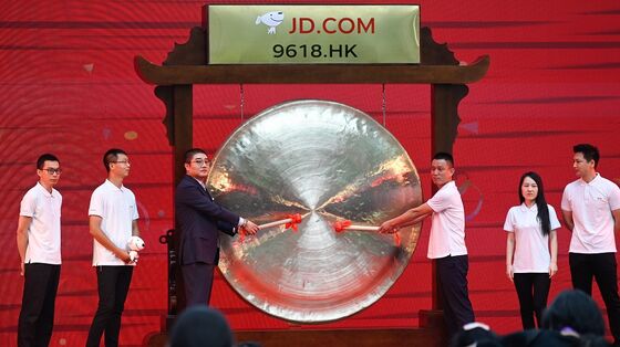 Chinese E-Commerce Giant JD.com Climbs 6% in Hong Kong Debut