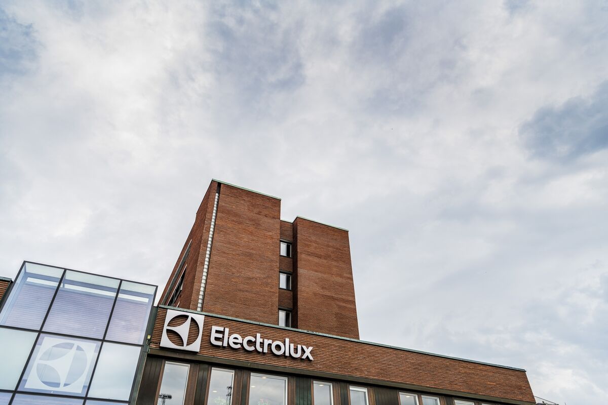 Electrolux Stock Plunges on Mounting Loss in North American Business