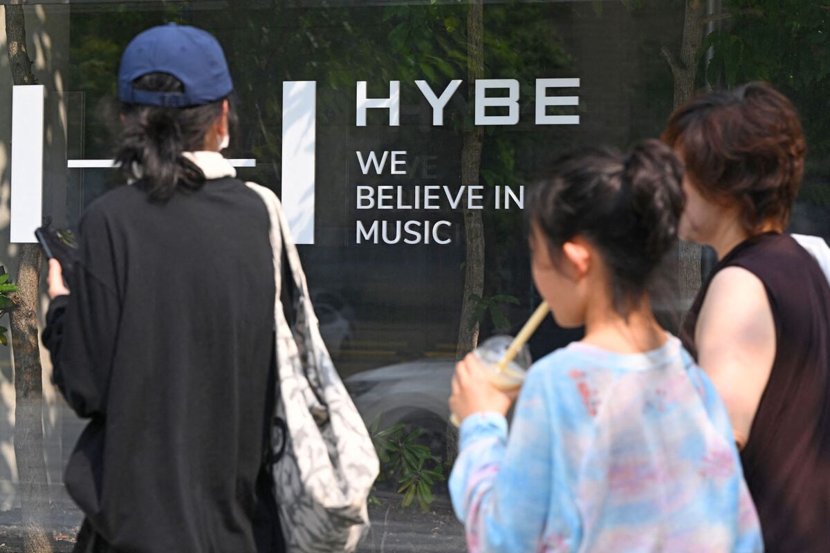 HYBE Ordered to Pay Ex Agency CEO $19 Million in NewJeans Battle HYBE Ordered to Pay Ex Agency CEO $19 Million in NewJeans Battle
