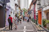 Singapore Population Drops for First Time Since 2003 on Economy 