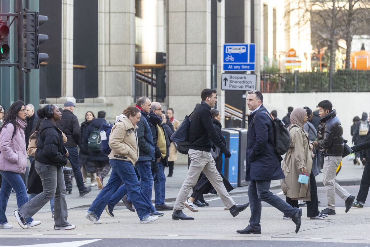 🟪"Il Settore Privato del Regno Unito: Crescita a Giugno Allevia Timori di Contrazione Economica"