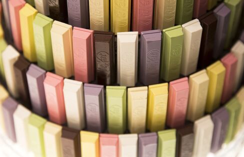「キットカット ショコラトリー」銀座本店で陳列されている様々な種類のキットカット