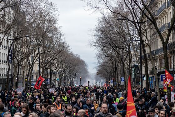 Death Threats Used to Fight Macron Pension Plan as Strikes Fade