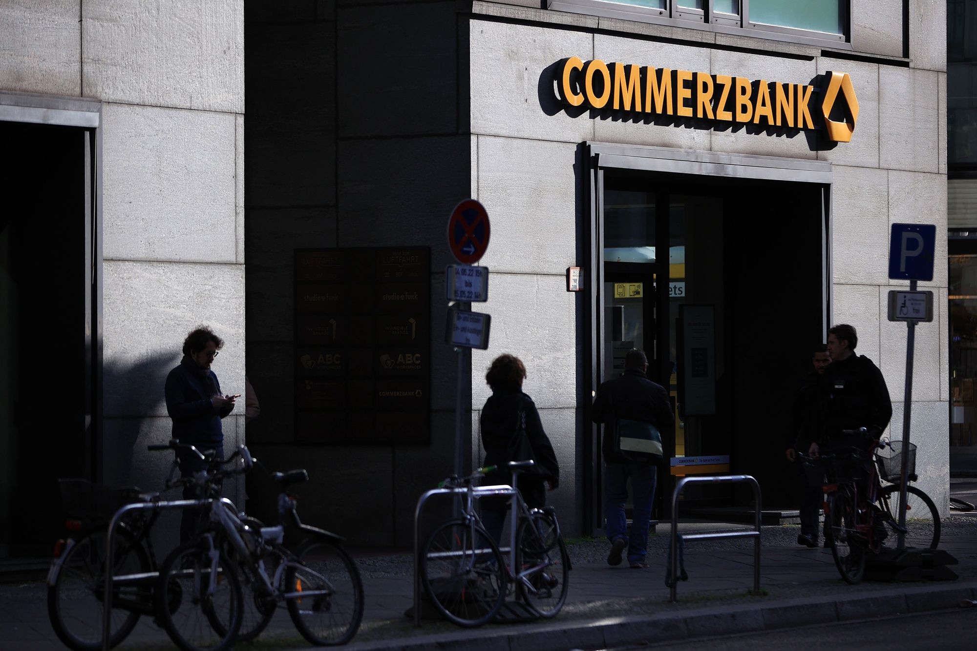 Banks Turn to Fee Business as End of Europe’s Rate Boom Looms - Bloomberg