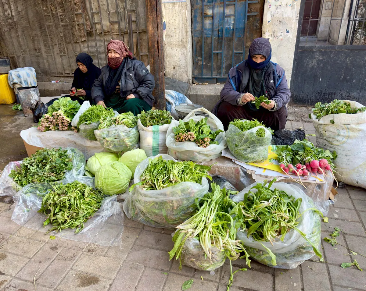 خانم ها در حال فروش سبزیجات در خیابانی در نزدیکی محله یهودی نشین دمشق. عکاس: انیسا
                    حلو/بلومبرگ