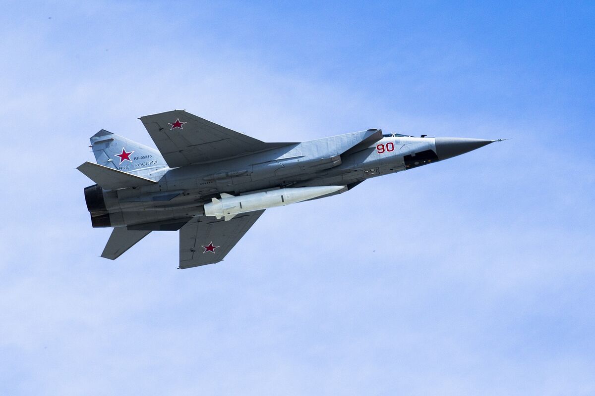 Russian MiG-31K Fighters Launch Ballistic Missile Strikes on Ukrainian Artillery and Drone Factories: Can Ukraine Really Intercept Them?