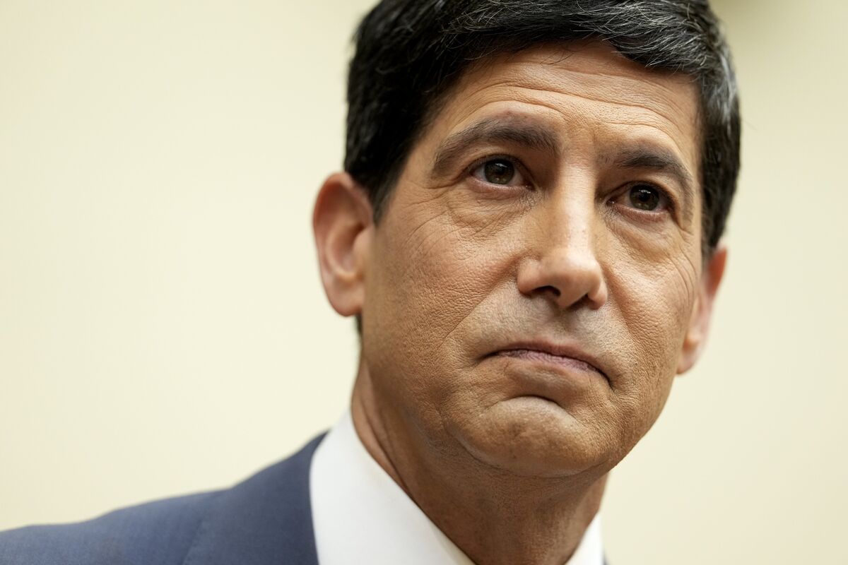 Fed Officials Remain Divided on Inflation Ahead of Warsh Speech