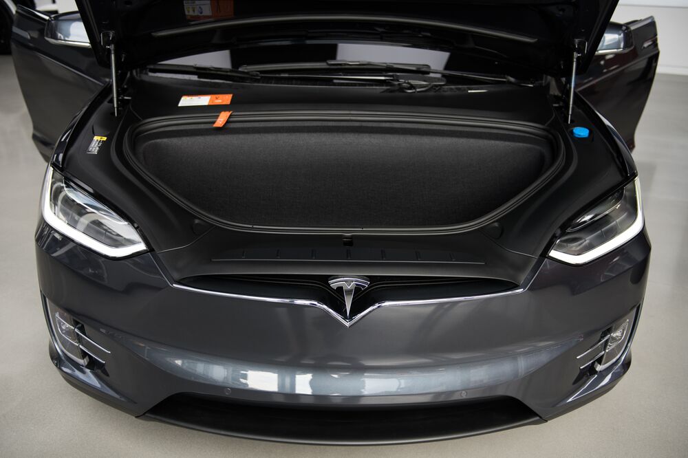テスラ「モデルX」、衝突前に加速した形跡－事故調査報告