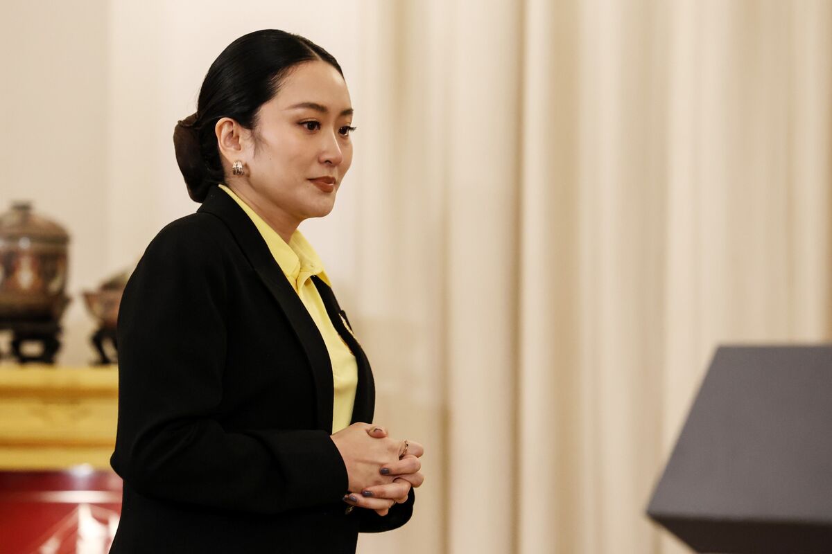 Thailand PM Suspended Amid Shinawatra Family Legal Crisis