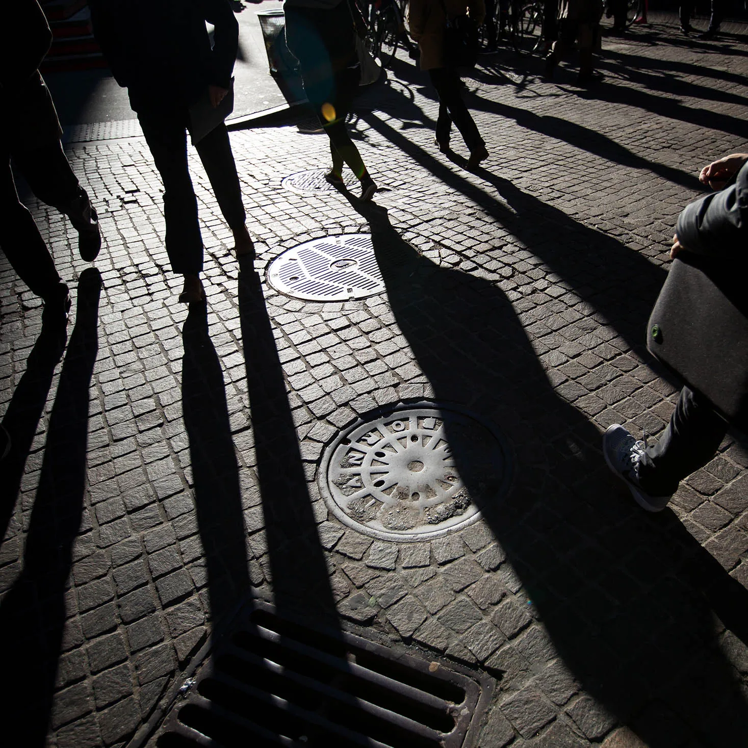 Pedestrians walk along Wall Street near the New York Stock Exchange (NYSE) in New York, U.S., on Monday, Oct. 31, 2016. U.S. stocks rose from a six-week low amid an increase in deal activity as traders assessed the outlook for the presidential election and interest rates in the world's largest economy.
