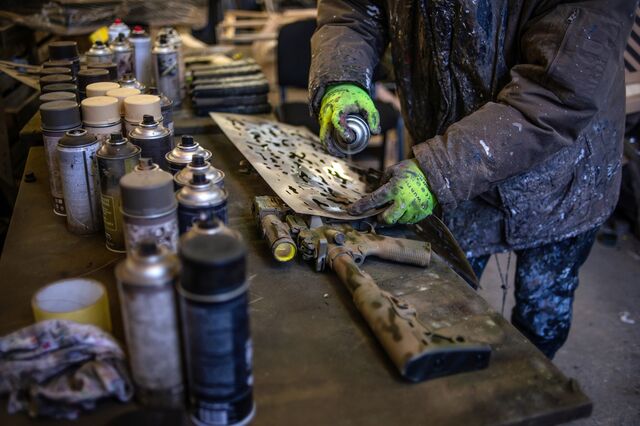 Sabir Mamedov, a graffiti artist before the war, and his friend Alik Mukhin, who tuned cars for racing, have spray painted camouflage onto thousands of rifles, mortar tubs and vehicles. 