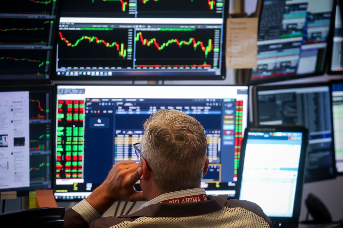Global Stocks Slump With Bitcoin in Nervy Trading