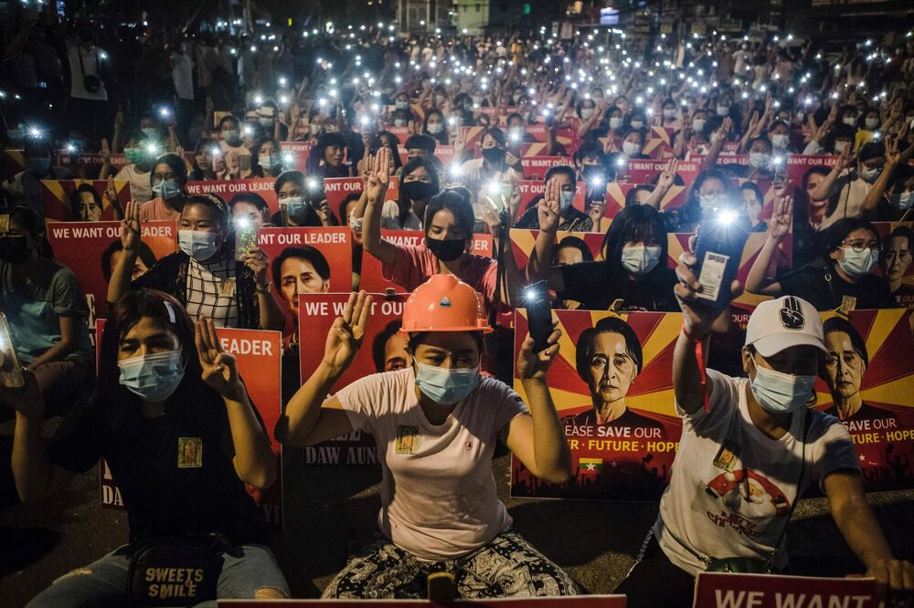Myanmar's Suu Kyi Charged With Bribery, Faces 15 Years In Prison - Bloomberg