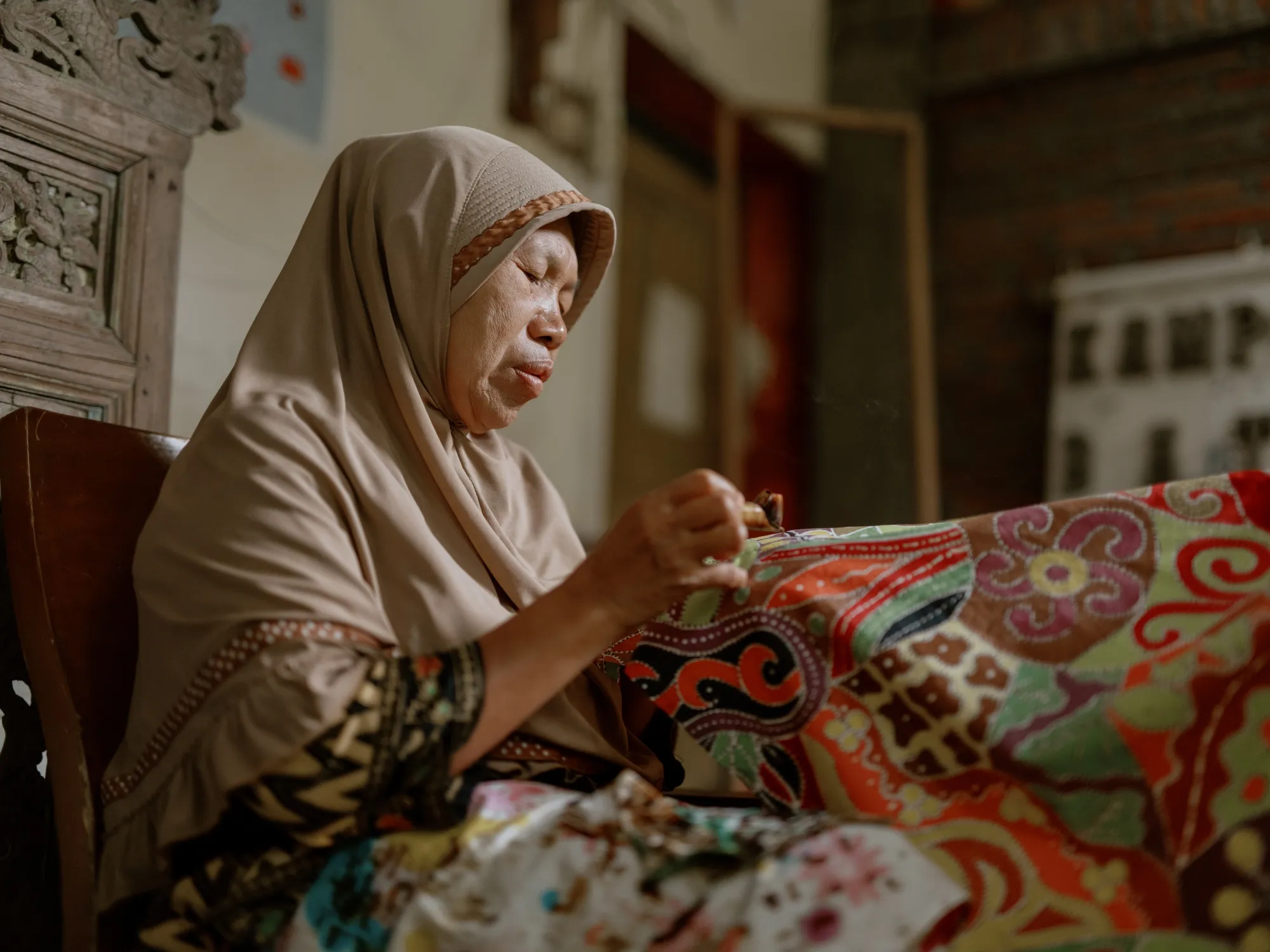 A batik artisan&nbsp;paints a handmade batik in Laweyan, Solo, Indonesia.