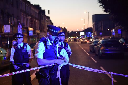 事件現場への道路で警戒する警官ら(19日、ロンドン・フィンズベリーパーク)