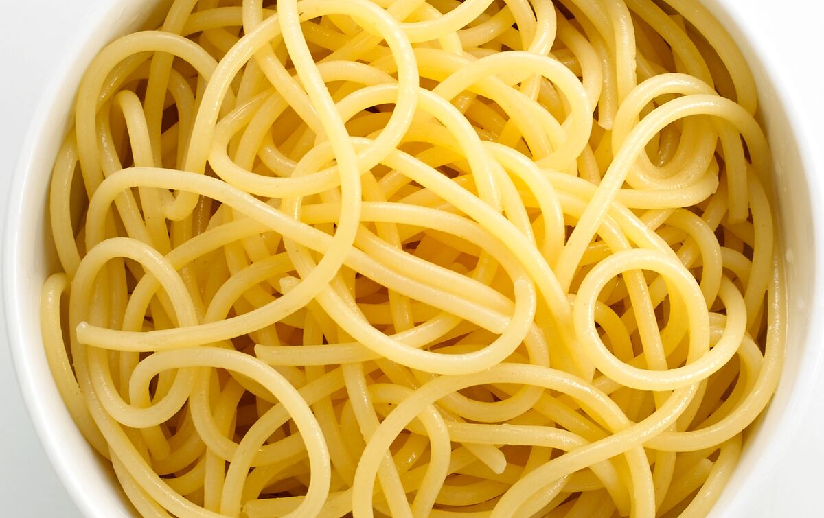 Как выглядит спагетти. Пустые макароны. Макароны вареные. Макароны в тарелке. Спагетти вареные.
