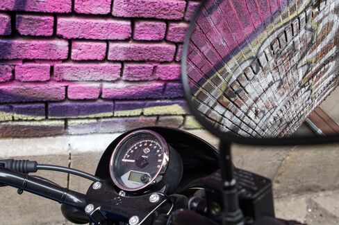The Street 750 has a single gauge at the center of the handlebars that manages speed, fuel, and maintenance.