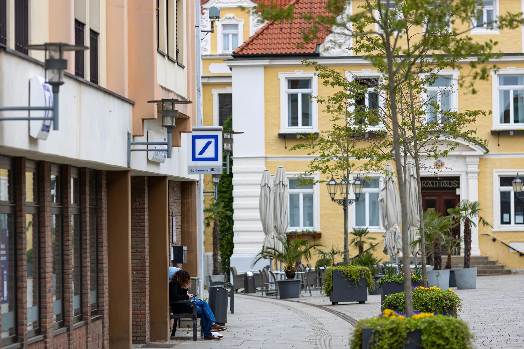 Deutsche Bank Aims to Launch Crypto Custody Service in 2026 - Bloomberg