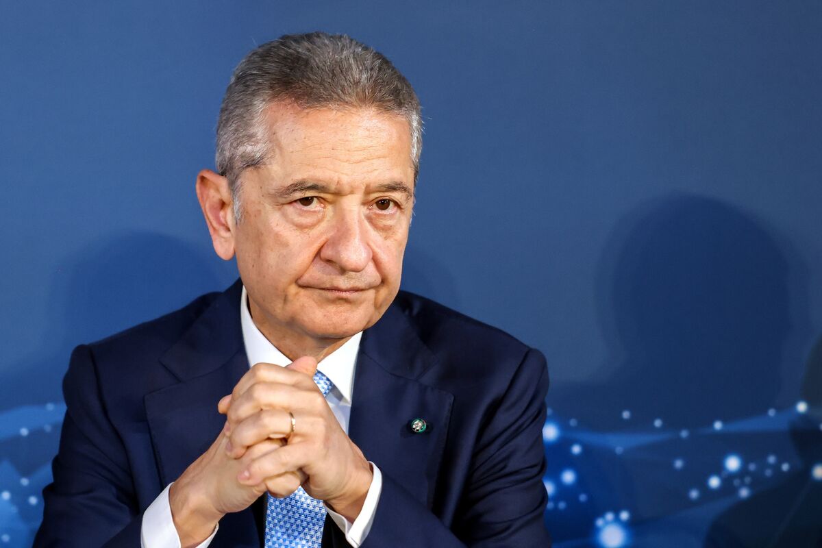 Cesta de compras com cartão bancário e etiquetas de preço em mercado sob luz natural difusa.