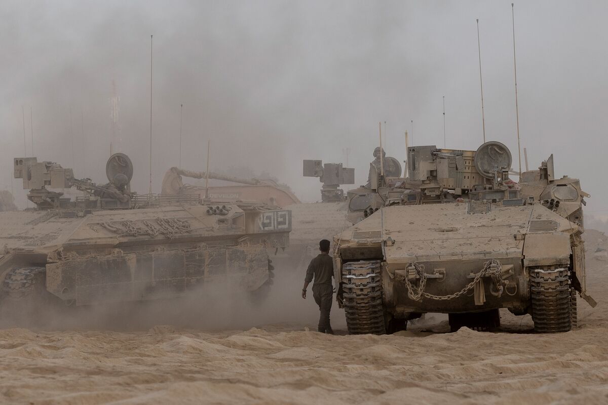 Netanyahu Vows Fast Victory Over Hamas While Top General Hedges