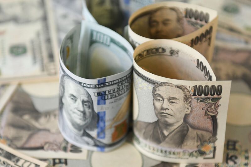 Japanese and US Banknotes Amid Pressure on Yen 