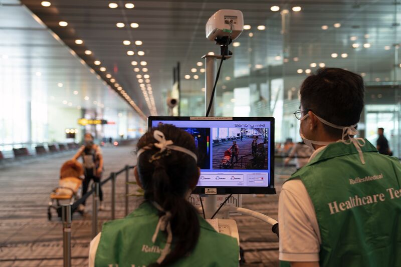 Dentro del aeropuerto de Changi como Singaporen dice que las llegadas del sudeste asiático deben autoaislarse