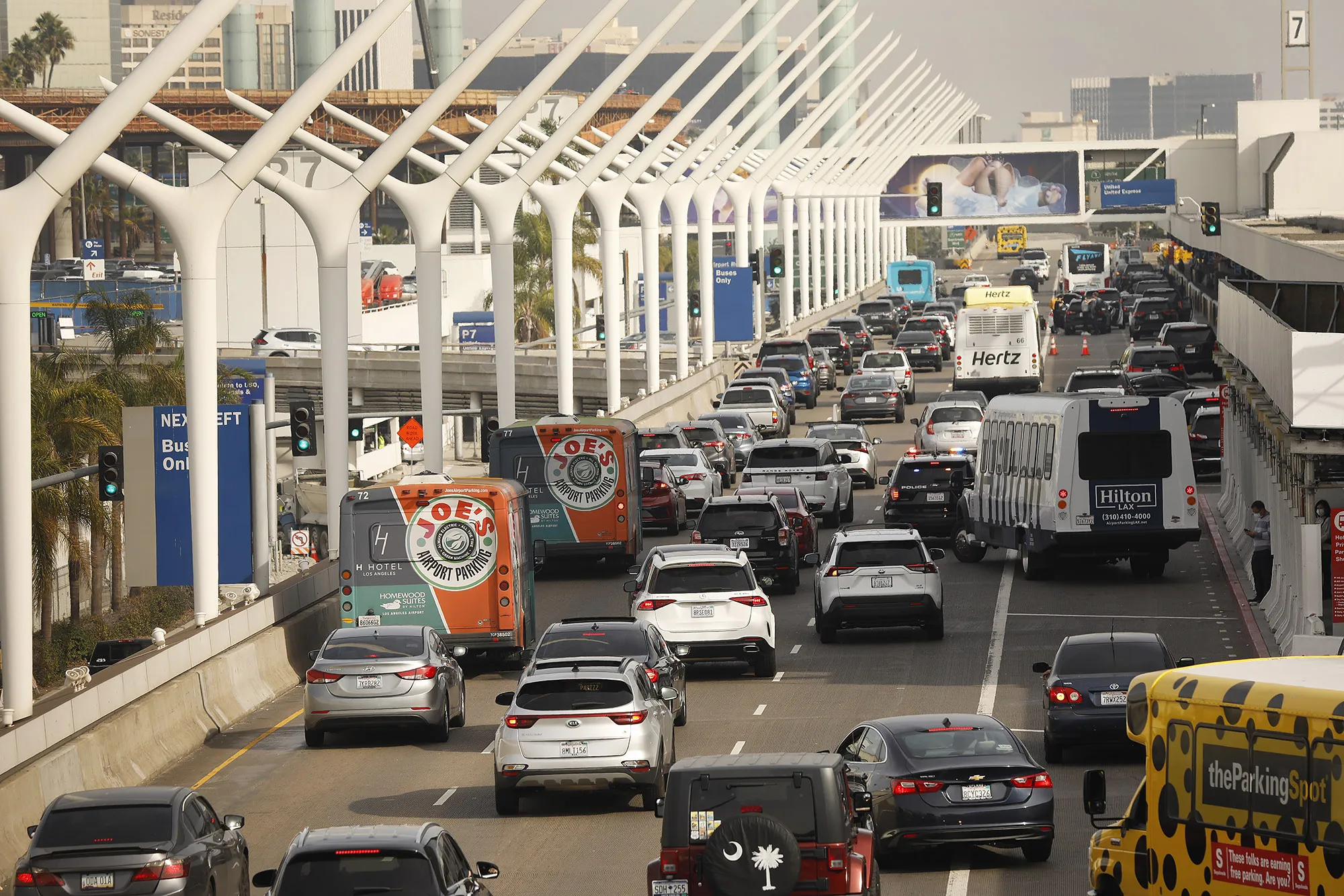 Vehicles crowd the horseshoe at LAX airport ahead of the Thanksgiving holiday, in Los Angeles, on&nbsp;Nov. 18.