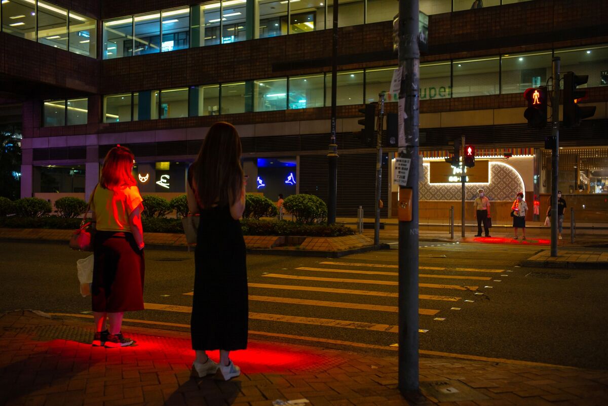 Hong Kong's New Traffic Lights for Pedestrians on Phones - Bloomberg